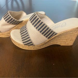 Tan/Black Onex Wedges.